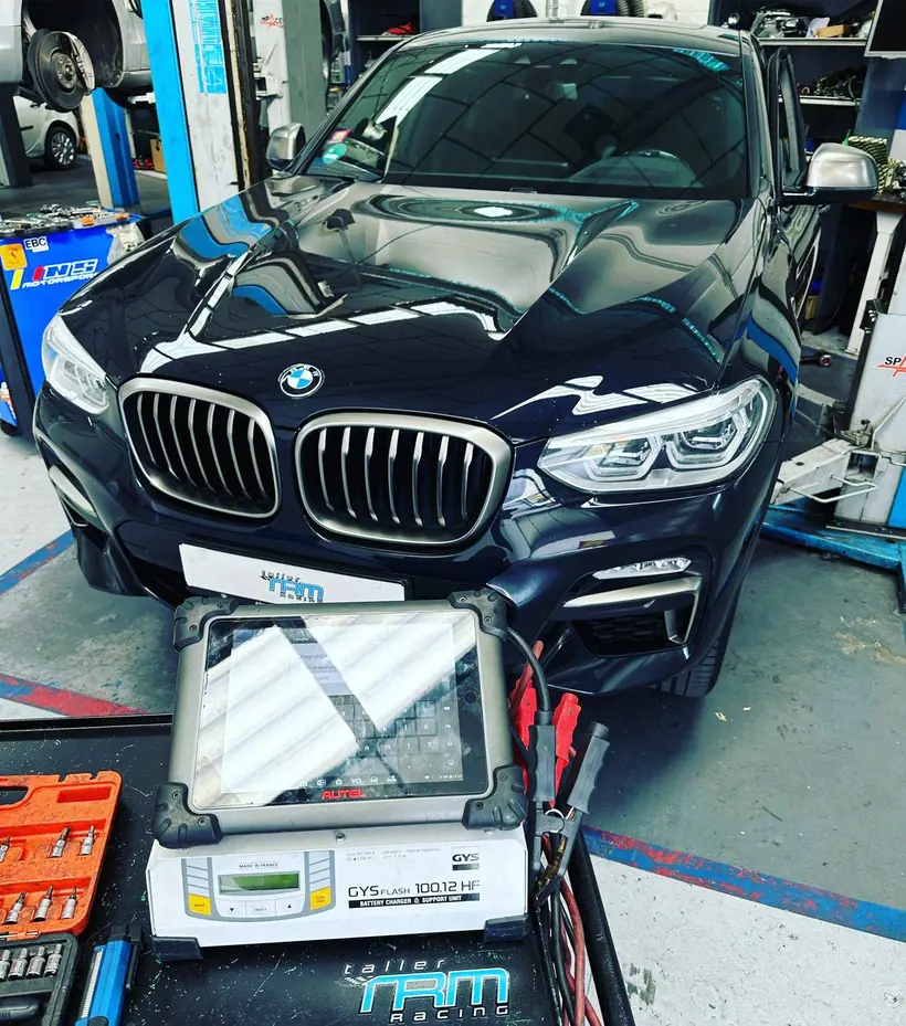 Equipo de diagnosis Autel MaxiSys conectado a un coche en el Taller TRM Racing